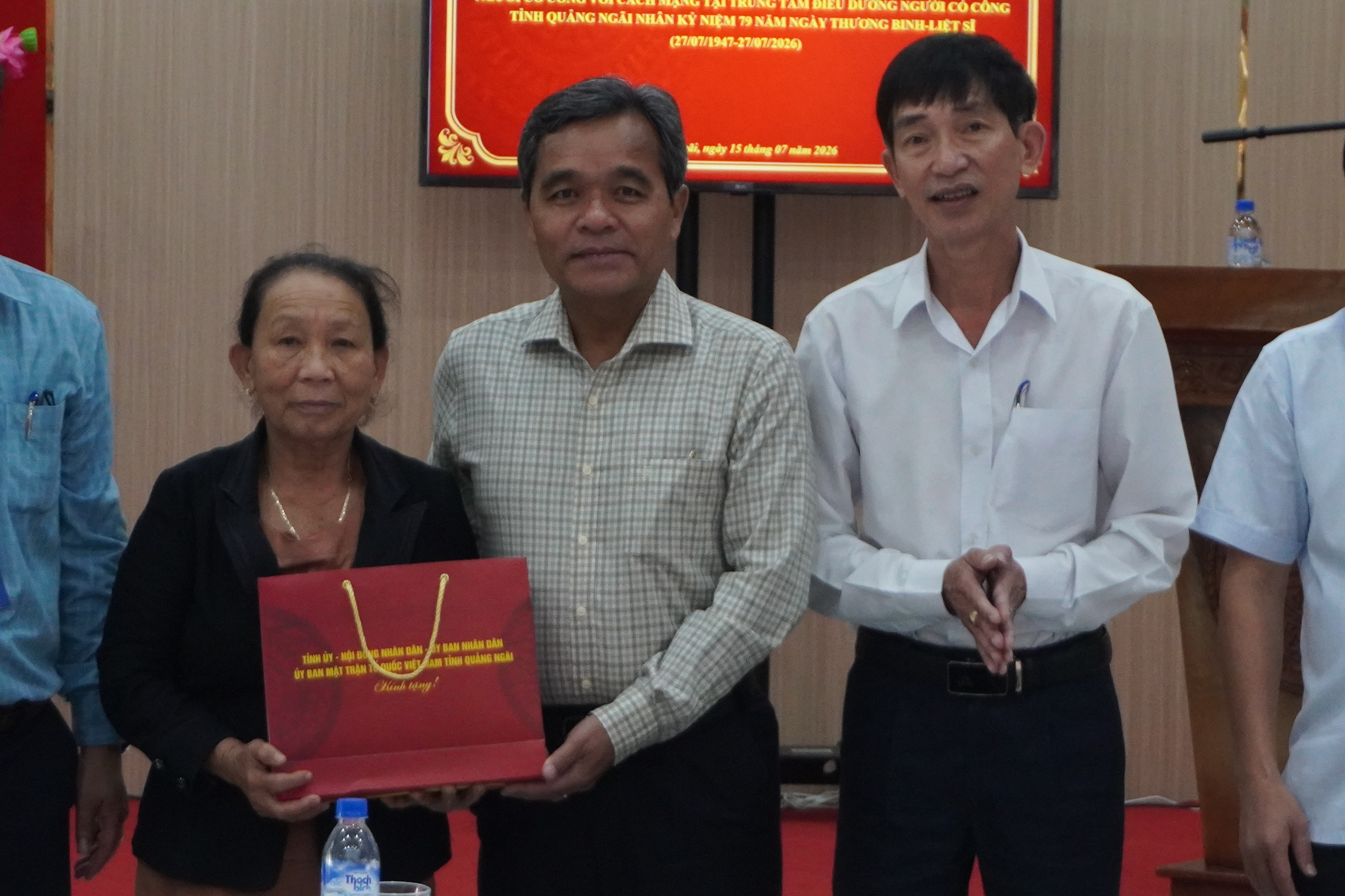        Bí thư Tỉnh ủy Hồ Văn Niên thăm và tặng quà người có công với cách mạng !