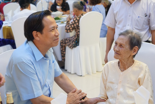   Bộ trưởng Đào Ngọc Dung: “Xúc động khi được nâng bát cơm tới Bà mẹ VNAH”