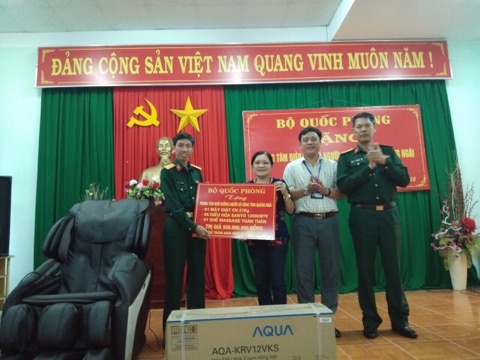 Đại tá Phan Văn Tiển, trưởng ban chính sách quân khu V  tặng Trung tâm Điều dưỡng Người có công tỉnh Quảng ngãi