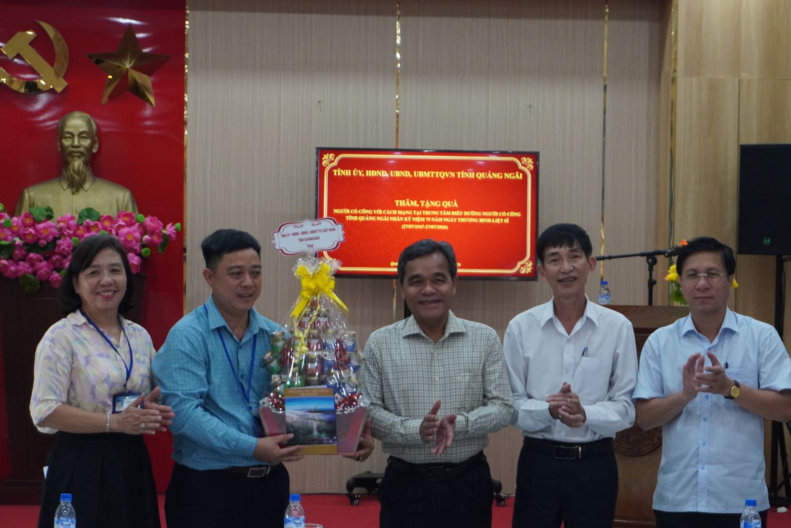 Ủy viên Trung ương Đảng, Bí thư Tỉnh ủy Hồ Văn Niên tặng quà cho Trung tâm&nbsp;Điều dưỡng người có công tỉnh, ở xã Tịnh Khê.