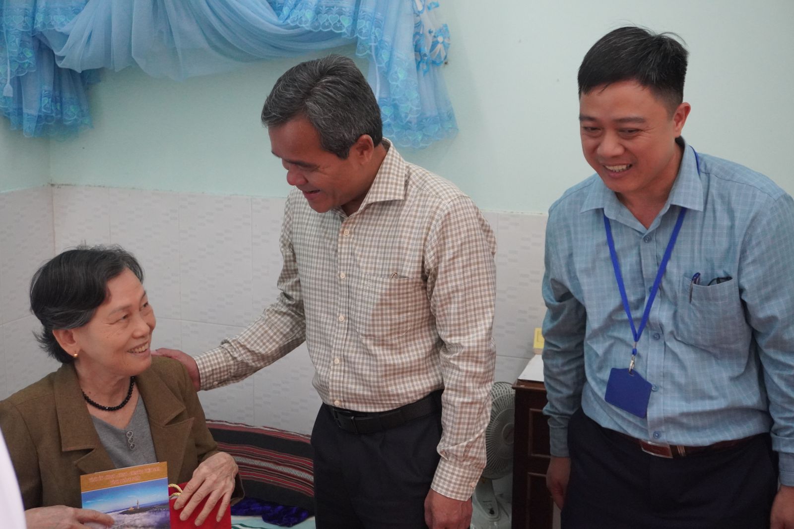 Ủy viên Trung ương Đảng, Bí thư Tỉnh ủy Hồ Văn Niên trực tiếp đến từng phòng thăm hỏi sức khỏe và tặng quà cho người có công tại trung tâm.&nbsp;