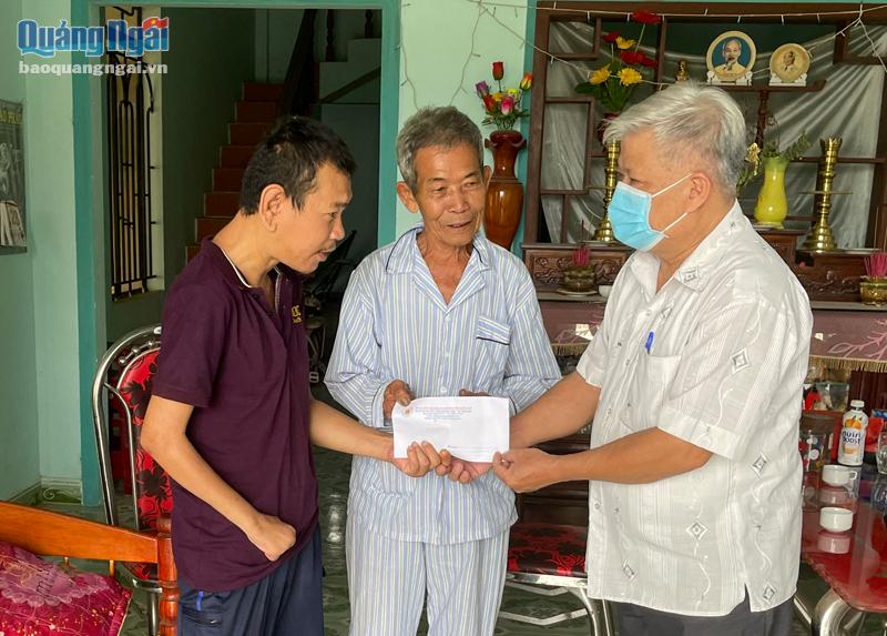 Chủ tịch Hội Nạn nhân chất độc da cam/dioxin tỉnh Nguyễn Thanh Phương (bên phải) thăm hỏi gia đình ông Nguyễn Văn Thử, ở xã Nghĩa Thắng (Tư Nghĩa).