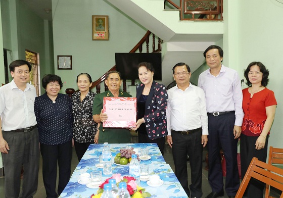 Chủ tịch Quốc hội Nguyễn Thị Kim Ngân thăm và tặng quà người có công tỉnh Quảng Ngãi