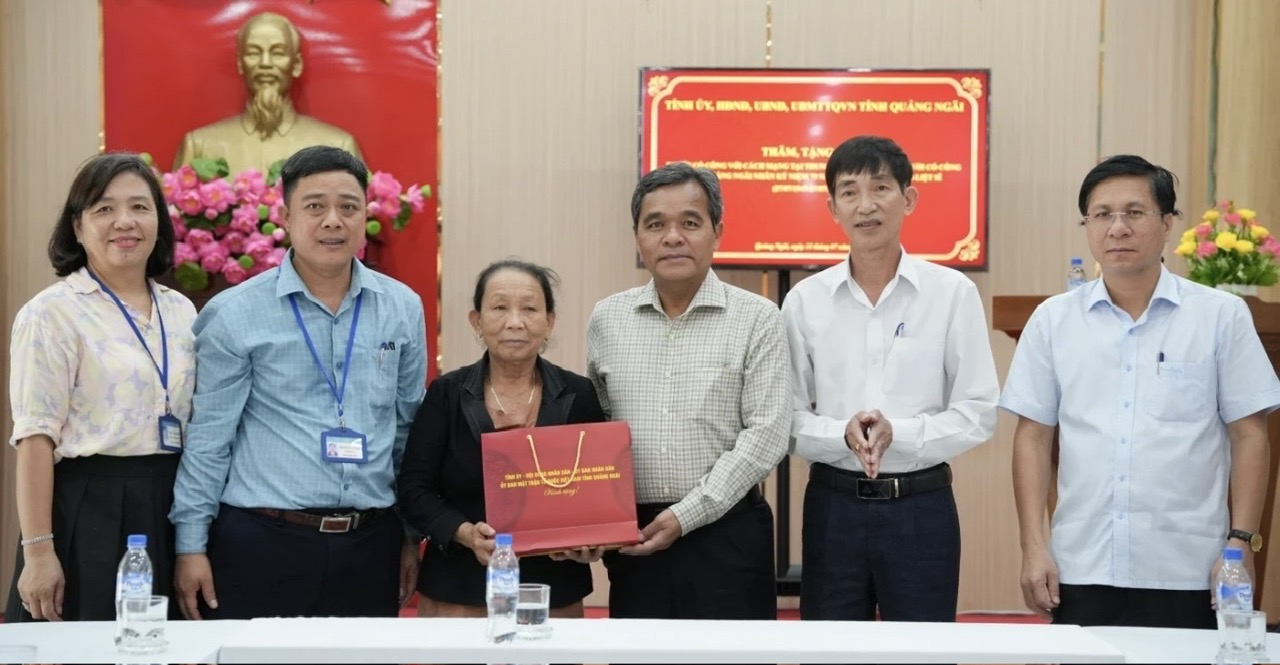 Ủy viên Trung ương Đảng, Bí thư Tỉnh ủy Hồ Văn Niên tặng quà cho Trung tâm Điều dưỡng người có công tỉnh, ở xã Tịnh Khê.