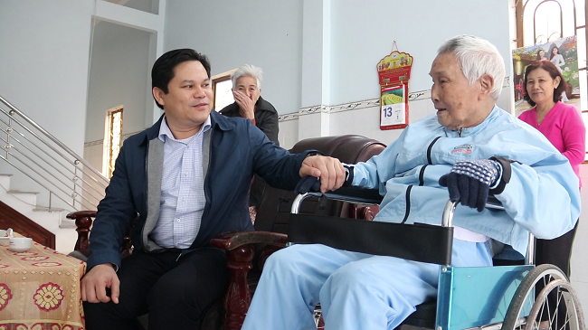  Phó Chủ tịch UBND tỉnh Trần Phước Hiền thăm, chúc Tết gia đình các đồng chí lão thành cách mạng, lãnh đạo tỉnh qua các thời kỳ