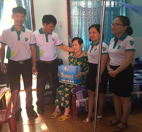 Chi nhánh Viettel Quảng Ngãi thăm tặng quà cho đối tượng người có công tỉnh