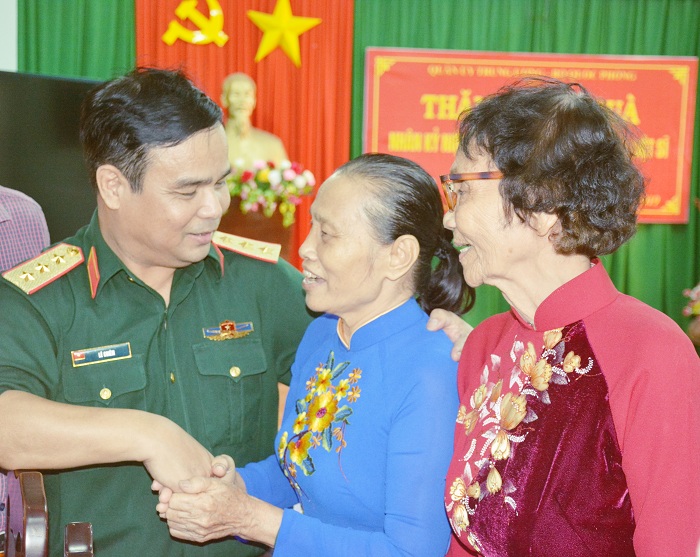 Thượng tướng Lê Chiêm và giây phút bùi ngùi tạm biệt các cô tại Trung tâm Điều dưỡng người có công tỉnh Quảng Ngãi.