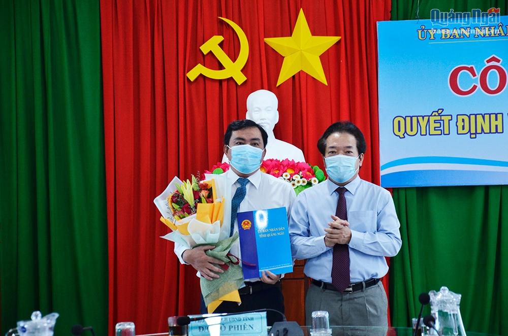 Phó Chủ tịch UBND tỉnh Võ Phiên trao Quyết định và tặng hoa chúc mừng đồng chí Nguyễn Hữu Dũng